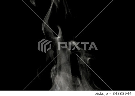 黒背景で撮影した湯気、蒸気、水蒸気、煙、エアロゾル 84838944