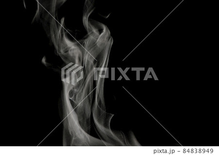 黒背景で撮影した湯気、蒸気、水蒸気、煙、エアロゾル 84838949