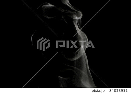 黒背景で撮影した湯気、蒸気、水蒸気、煙、エアロゾル 84838951