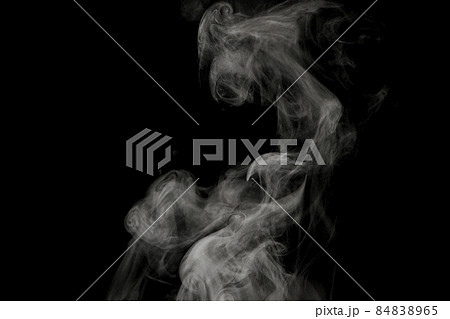 黒背景で撮影した湯気、蒸気、水蒸気、煙、エアロゾル 84838965