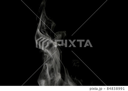 黒背景で撮影した湯気、蒸気、水蒸気、煙、エアロゾル 84838991