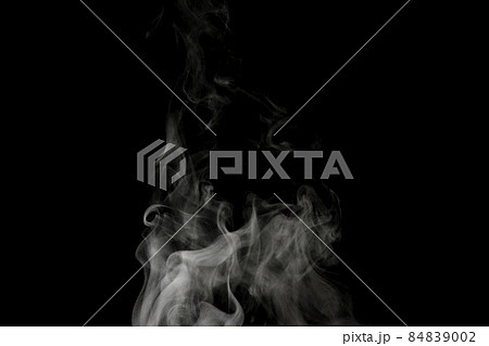 黒背景で撮影した湯気、蒸気、水蒸気、煙、エアロゾル 84839002