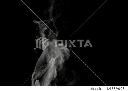 黒背景で撮影した湯気、蒸気、水蒸気、煙、エアロゾル 84839003