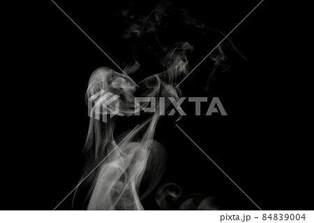 黒背景で撮影した湯気、蒸気、水蒸気、煙、エアロゾル 84839004