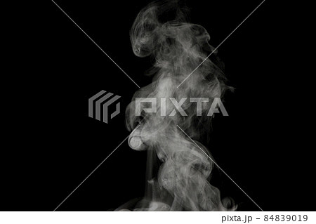 黒背景で撮影した湯気、蒸気、水蒸気、煙、エアロゾル 84839019