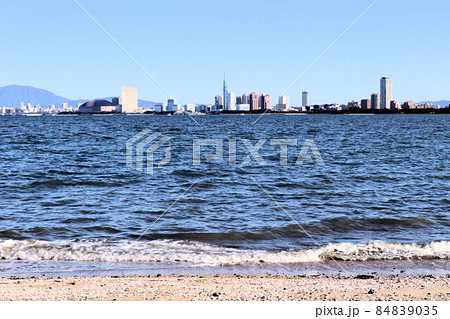 能古島の浜辺から見た福岡市街 能古島の浜辺から見た福岡市街 84839035