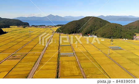猪苗代湖周辺の湖南町田園風景の空撮 84839058