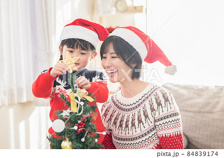 ファミリー　クリスマスツリーを飾る親子 84839174