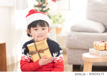 クリスマスプレゼント貰って微笑む女の子 クリスマスプレゼント貰って微笑む女の子 84839175