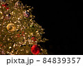 黒い背景とデコレーションされたクリスマスツリー 84839357
