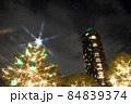 クリスマスツリーのイルミネーションと高層ビル 84839374