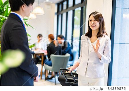 オフィスで働くビジネスパーソン 84839876
