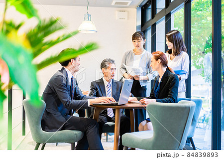 オフィスで働くビジネスパーソン 84839893
