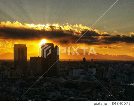 東京の夕暮れと、富士山のシルエット 東京の夕暮れと、富士山のシルエット 84840075