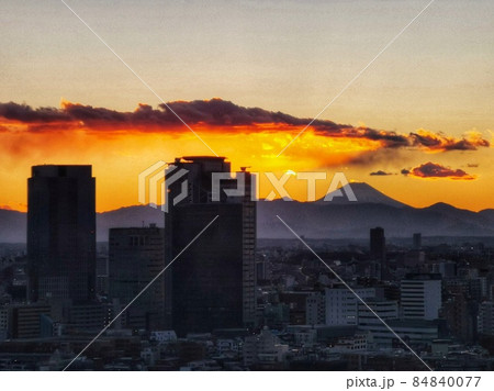 東京の夕暮れと、富士山のシルエット 東京の夕暮れと、富士山のシルエット 84840077