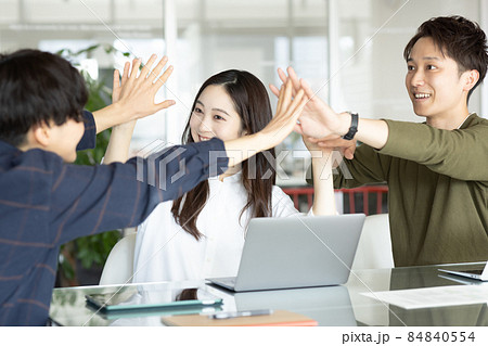 打ち合わせする若い男女 84840554