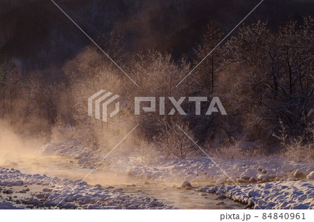 雪国の朝　冬の朝の風景 84840961