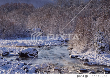 雪国の朝　冬の朝の風景 84840968