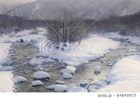 雪国の朝　冬の朝の風景 84840975