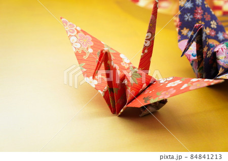 赤と青のお祝い折り鶴 84841213