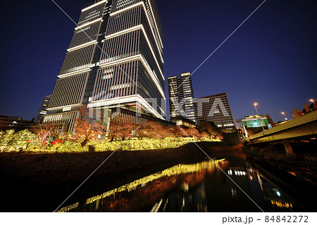 日本の東京都市景観 東京ガーデンテラス紀尾町のイルミネーションなどを望む 日本の東京都市景観 東京ガーデンテラス紀尾町のイルミネーションなどを望む 84842272