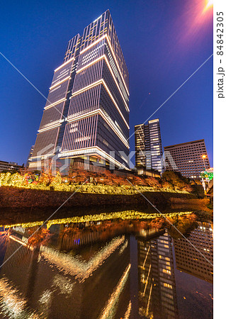 日本の東京都市景観 東京ガーデンテラス紀尾町のイルミネーションなどを望む 84842305