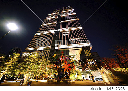 日本の東京都市景観 東京ガーデンテラス紀尾町のイルミネーションなどを望む 84842308