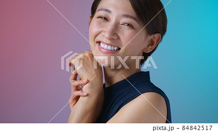 女性 楽しい 笑顔 躍動感 女性 楽しい 笑顔 躍動感 84842517