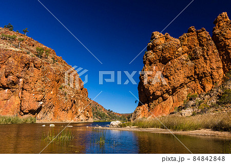 オーストラリア　ノーザンテリトリーのグレン・ヘレン峡谷の断崖絶壁の岩山と谷 84842848