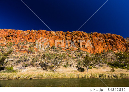 オーストラリア ノーザンテリトリーのグレン・ヘレン峡谷の断崖絶壁の岩山 オーストラリア ノーザンテリトリーのグレン・ヘレン峡谷の断崖絶壁の岩山 84842852