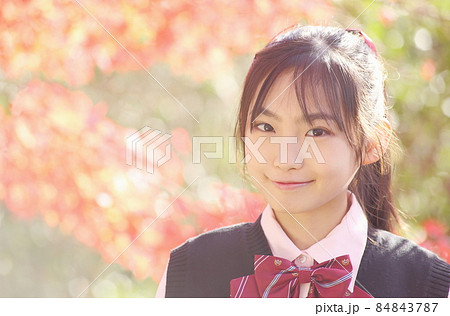 紅葉バックの中学生　ポニーテール 84843787
