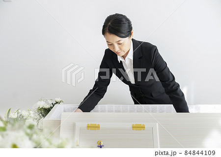 納棺　納棺師　葬儀イメージ 84844109