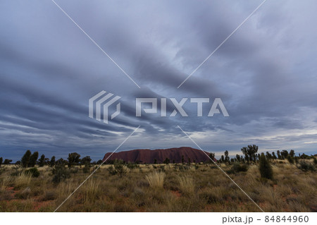 オーストラリア レッドセンターにあるウルル・カタジュタ国立公園のウルル、別名エアーズ・ロック オーストラリア レッドセンターにあるウルル・カタジュタ国立公園のウルル、別名エアーズ・ロック 84844960