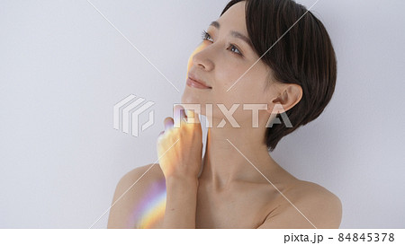 ビューティーイメージ　プリズム　光　女性 84845378