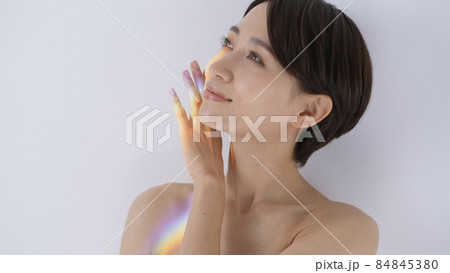 ビューティーイメージ　プリズム　光　女性 84845380