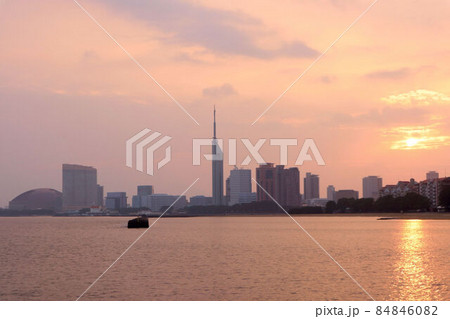 朝焼けの福岡市街 朝焼けの福岡市街 84846082