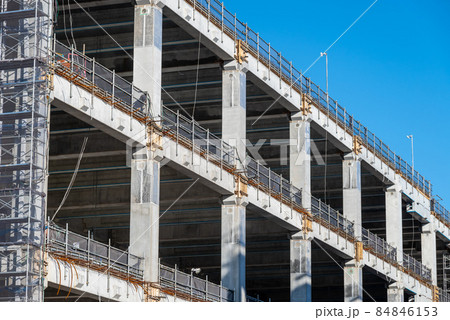 大規模な建設現場の躯体工事 84846153