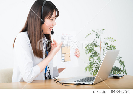 オンラインで不動産営業をする女性 オンラインで不動産営業をする女性 84846256