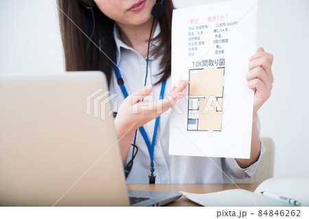 オンラインで不動産営業をする女性 84846262