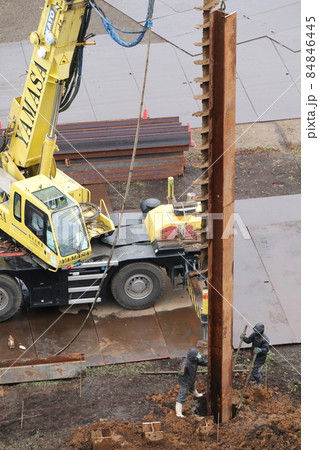 ビル建設現場の杭打ち工事 84846445