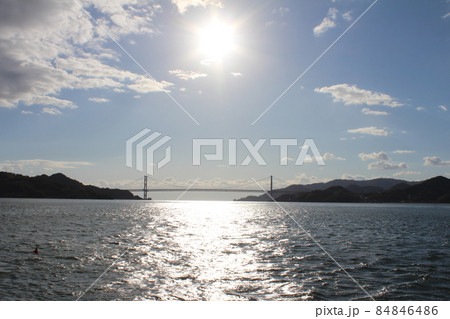 尾道市　因島大橋に架かる朝日 84846486