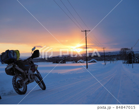 冬の雪道と夕日とバイク 冬の雪道と夕日とバイク 84847015