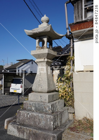 高瀬舟と舟着場の常夜燈として使われていた石灯篭 84847236