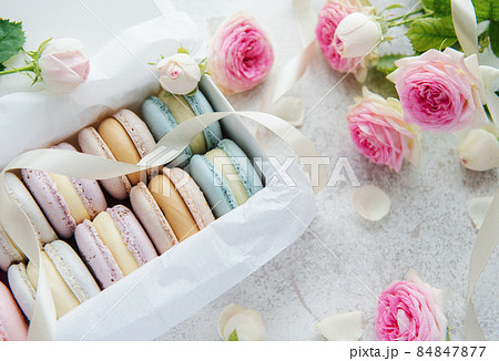 Colorful macaroons in a gift box and roses 84847877