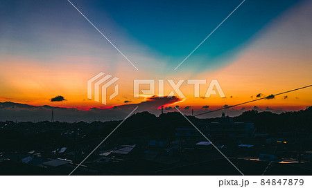 神秘的な夕日 84847879