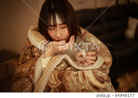薬を飲む女性 84848177