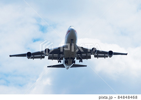 横田基地に着陸するB747ジャンボジェット機 84848468