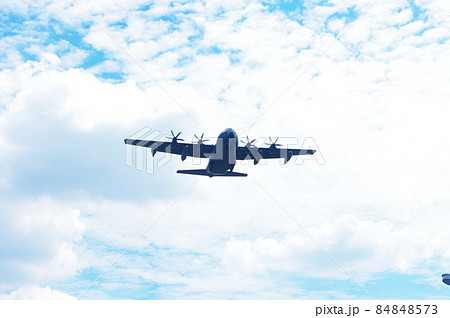 青空を飛行する輸送機 青空を飛行する輸送機 84848573