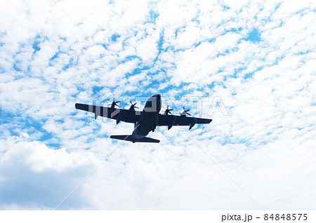 青空を飛行する輸送機 青空を飛行する輸送機 84848575