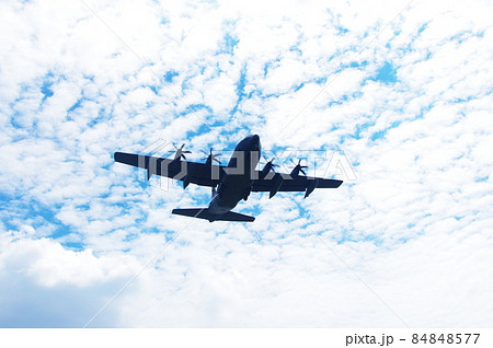 青空を飛行する輸送機 青空を飛行する輸送機 84848577